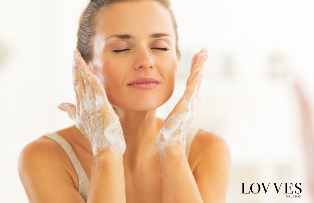 
La dupla limpeza facial proposta pela LOVVES Alta Cosmética Natural, quão importante é na rotina diária de cuidados com a pele.