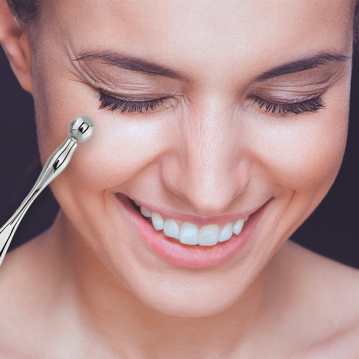 Spatola cosmetica dotada de esfera para massagem facial e contorno dos olhos