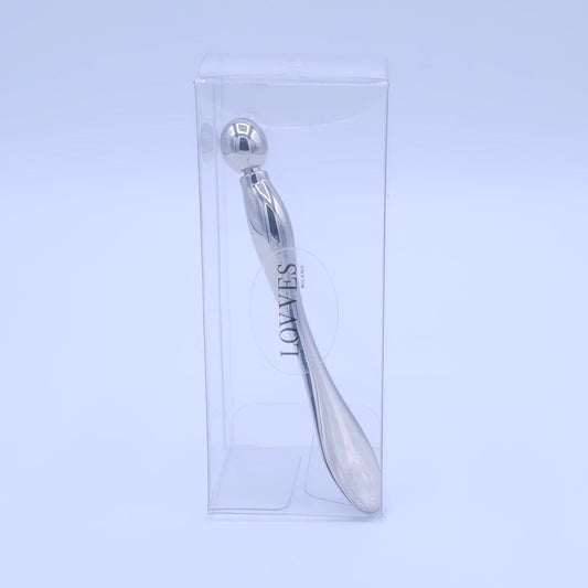 Spatola cosmetica dotada de esfera para massagem facial e contorno dos olhos