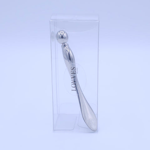 Spatola cosmetica dotada de esfera para massagem facial e contorno dos olhos